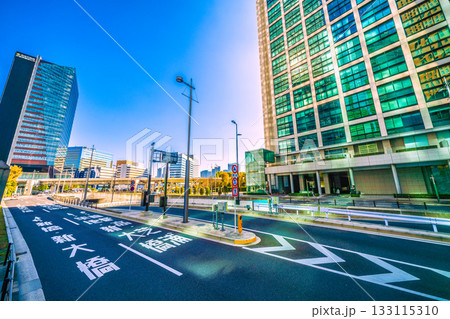 日本の東京都市景観 コンラッド東京(東京汐留ビルディング)やガラス窓に映る汐留のビル群などを望む 日本の東京都市景観 コンラッド東京(東京汐留ビルディング)やガラス窓に映る汐留のビル群などを望む 133115310