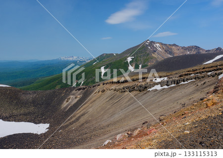 北海道・百名山十勝岳登山道から望む残雪の美瑛岳と火口地形 133115313