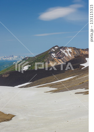 北海道・百名山十勝岳登山道から望む残雪の美瑛岳と火口地形 北海道・百名山十勝岳登山道から望む残雪の美瑛岳と火口地形 133115315