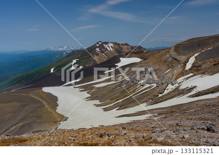 北海道・百名山十勝岳登山道から望む残雪の美瑛岳と火口地形 133115321
