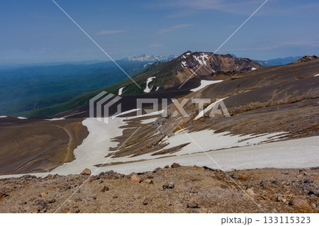 北海道・百名山十勝岳登山道から望む残雪の美瑛岳と火口地形 北海道・百名山十勝岳登山道から望む残雪の美瑛岳と火口地形 133115323