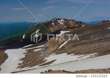 北海道・百名山十勝岳登山道から望む残雪の美瑛岳と火口地形 北海道・百名山十勝岳登山道から望む残雪の美瑛岳と火口地形 133115324