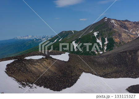 北海道・百名山十勝岳登山道から望む残雪の美瑛岳と火口地形 133115327