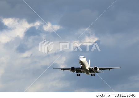 着陸する飛行機 133115640