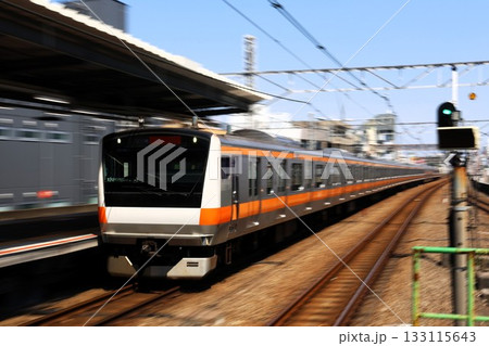 駅を通過するスピード感のある中央線の電車 133115643