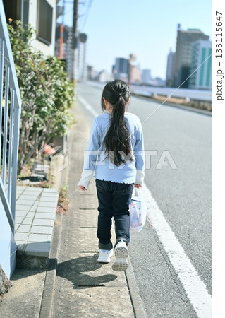 (未来への推進力)真っすぐな道を歩く子供と白線の収束 (未来への推進力)真っすぐな道を歩く子供と白線の収束 133115647