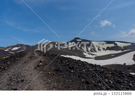 北海道・登山道から望む残雪の百名山 十勝岳の火山風景 北海道・登山道から望む残雪の百名山 十勝岳の火山風景 133115666
