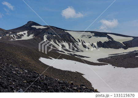 北海道・登山道から望む残雪の百名山 十勝岳の火山風景 133115670