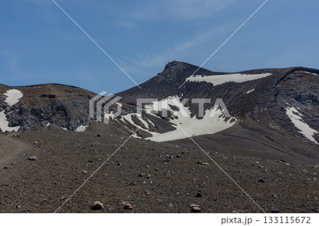 北海道・登山道から望む残雪の百名山 十勝岳の火山風景 133115672
