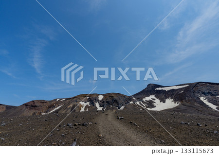 北海道・登山道から望む残雪の百名山 十勝岳の火山風景 133115673