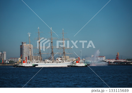 名古屋港北航路をガーデンふ頭臨港に向かって北上する海王丸 133115689