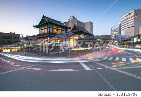 道後温泉夕暮れの街並み 133115708