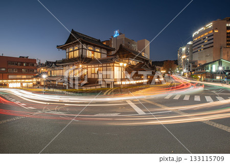 道後温泉夕暮れの街並み 133115709