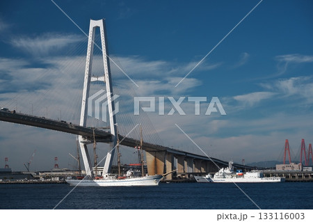 名港トリトンの名港中央大橋をくぐる日本丸 133116003