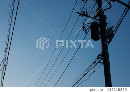 夕暮れに映える電信柱と電線のシルエット 133116250