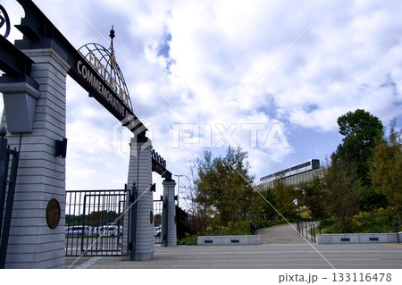 ジブリパーク入口とリニモのある風景 133116478