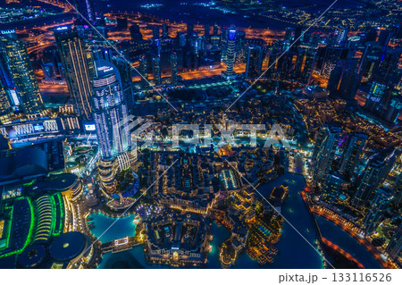ブルジュ・ハリファの展望台から見えるドバイの夜景 133116526