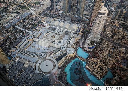 ブルジュ・ハリファ展望台から見えるドバイの街並み 133116554