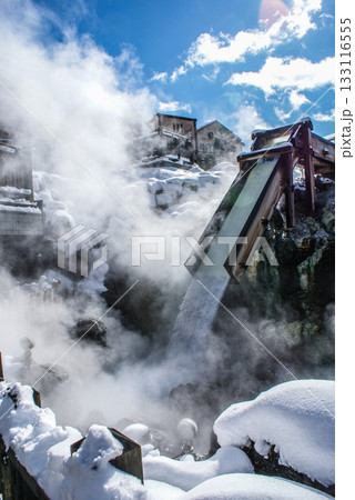 群馬県草津温泉の湯畑 133116555