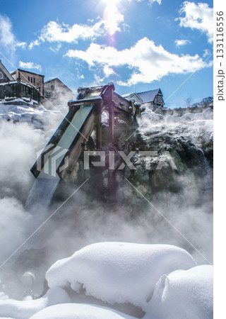 群馬県草津温泉の湯畑 133116556