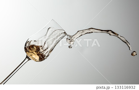 The drink spills out of the glass. The drink spills out of the glass. 133116932