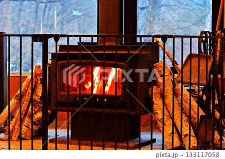薪ストーブのある風景 燃える薪ストーブ 暖かい部屋 イメージ素材 薪ストーブのある風景 燃える薪ストーブ 暖かい部屋 イメージ素材 133117058