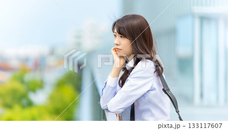 遠くを見て考える女性・ビジネスウーマン 133117607