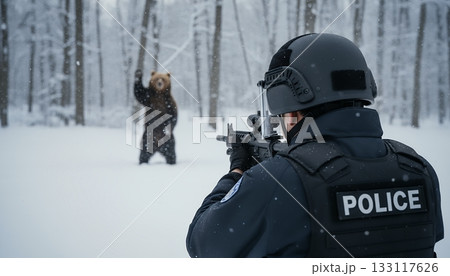 ライフル銃を構えて射撃のタイミングを伺う熊駆除対応プロジェクトチームの警察官 ライフル銃を構えて射撃のタイミングを伺う熊駆除対応プロジェクトチームの警察官 133117626