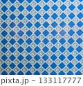 テキスタイル素材 青のひし形（ダイヤ柄）と緑の小花柄が交互に並ぶパターン背景 133117777