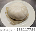白い皿の上の温かく蒸された中華まん（肉まん・あんまん）日本の冬の味覚 133117784