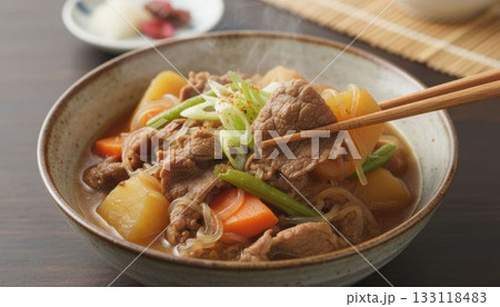 箸で肉じゃがを持ち上げる瞬間 133118483