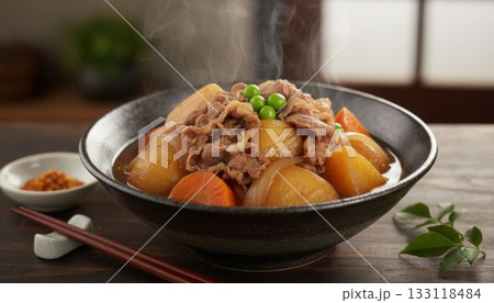 和室で味わう日本の家庭料理、肉じゃが 133118484