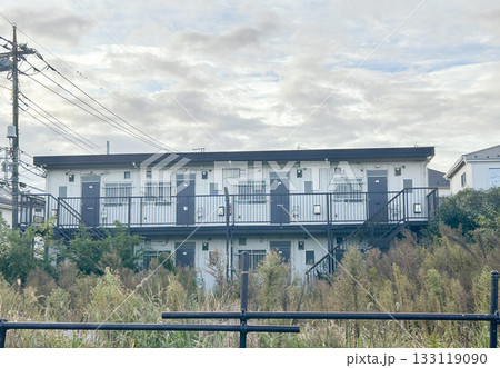 二階建てアパートの集合住宅 133119090