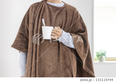着る毛布を着てコーヒーを飲む男性(30代、日本人、顔無し) 着る毛布を着てコーヒーを飲む男性(30代、日本人、顔無し) 133119744