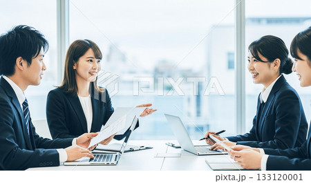 笑顔でミーティングするビジネスパーソン 笑顔でミーティングするビジネスパーソン 133120001