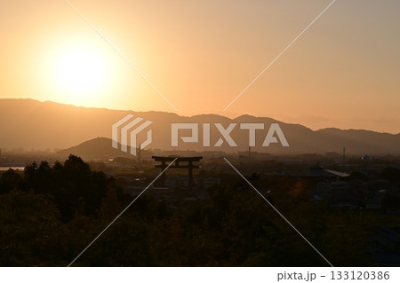 高台から見た夕日 133120386