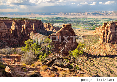 Scenic view of Independence Monument from the Grand View overlook in Colorado National Monument. The Grand Valley and Book Cliffs are visible in the distance 133121364