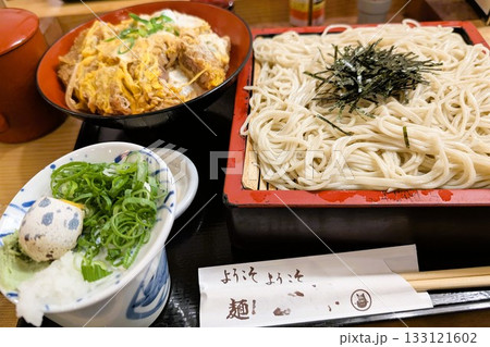 蕎麦屋のざるそばとカツ丼のセットがとても美味しい 133121602