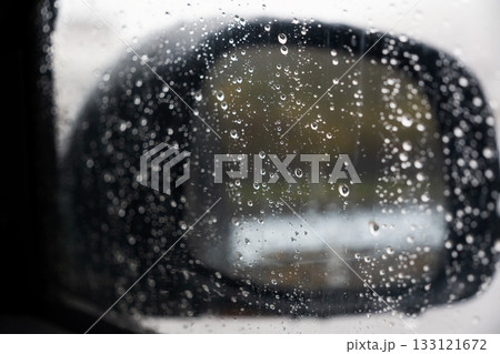 雨粒に覆われたサイドミラー越しの幻想的な風景 雨粒に覆われたサイドミラー越しの幻想的な風景 133121672