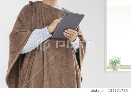着る毛布を着てタブレット端末を使う男性（30代、日本人、顔無し） 133121786