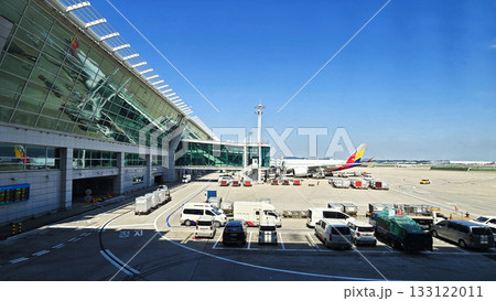仁川国際空港の飛行機と駐機場 133122011