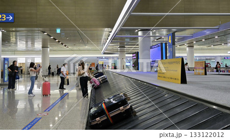 空港の手荷物受取所 ターンテーブル 空港の手荷物受取所 ターンテーブル 133122012