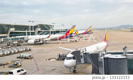 アシアナ航空と仁川空港の駐機場 133122153