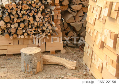 薪ストーブ用に貯めた大小の薪 薪ストーブ用に貯めた大小の薪 133122156