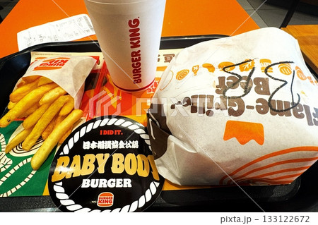テイクアウトのコーヒーカップに入ったハンバーガー テイクアウトのコーヒーカップに入ったハンバーガー 133122672