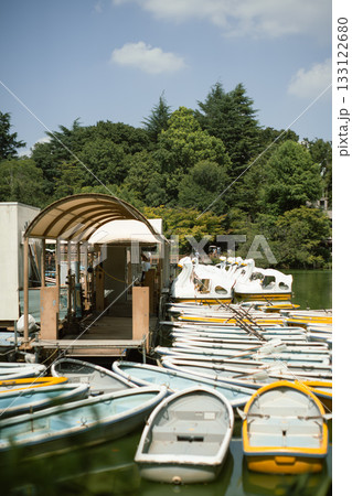 アヒルボートとカラフルなボート 133122680