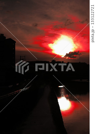 真っ赤な夕焼け 133122721