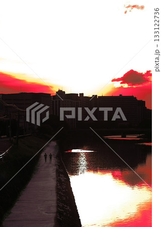 赤く染まる夕焼け 133122736