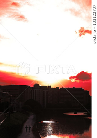夕焼けの中、ジョギングする人たち 夕焼けの中、ジョギングする人たち 133122737