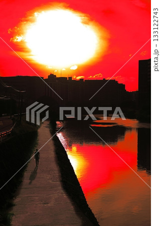 夕焼けに染まる川 133122743